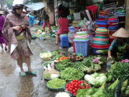 Hà Nội: Bão mới chớm về, thực phẩm đã đồng loạt tăng giá
